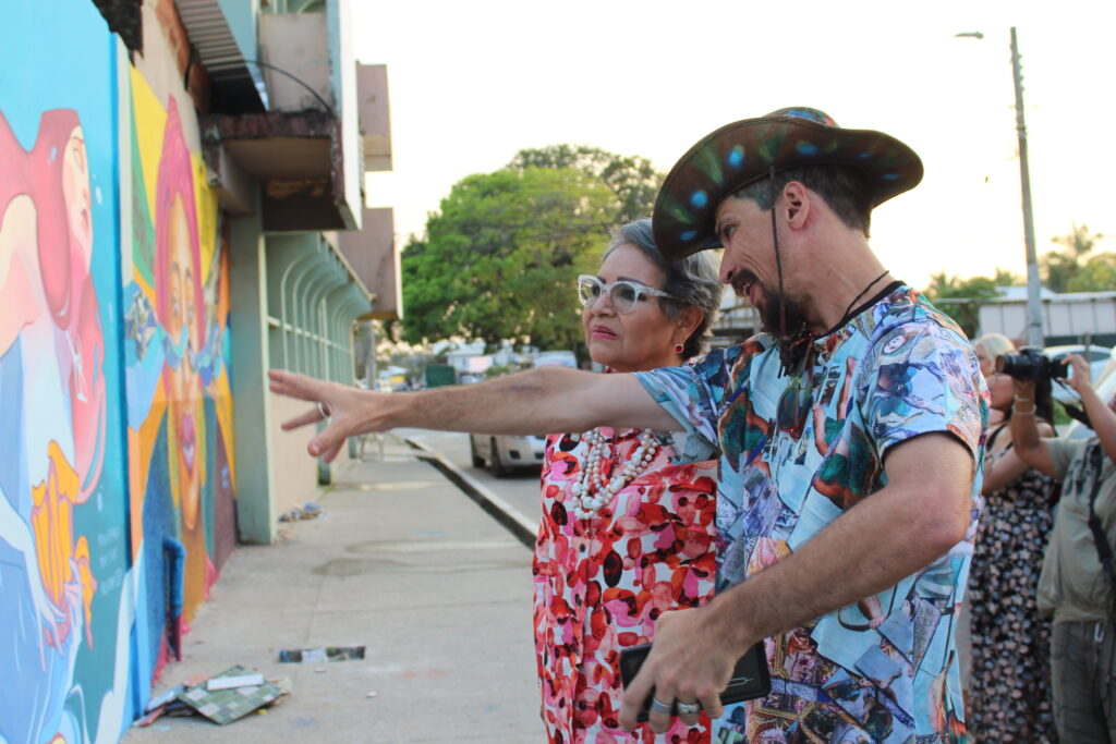 Durante el recorrido por cada mural de Tela, los artistas explicaban la representación de sus obras.