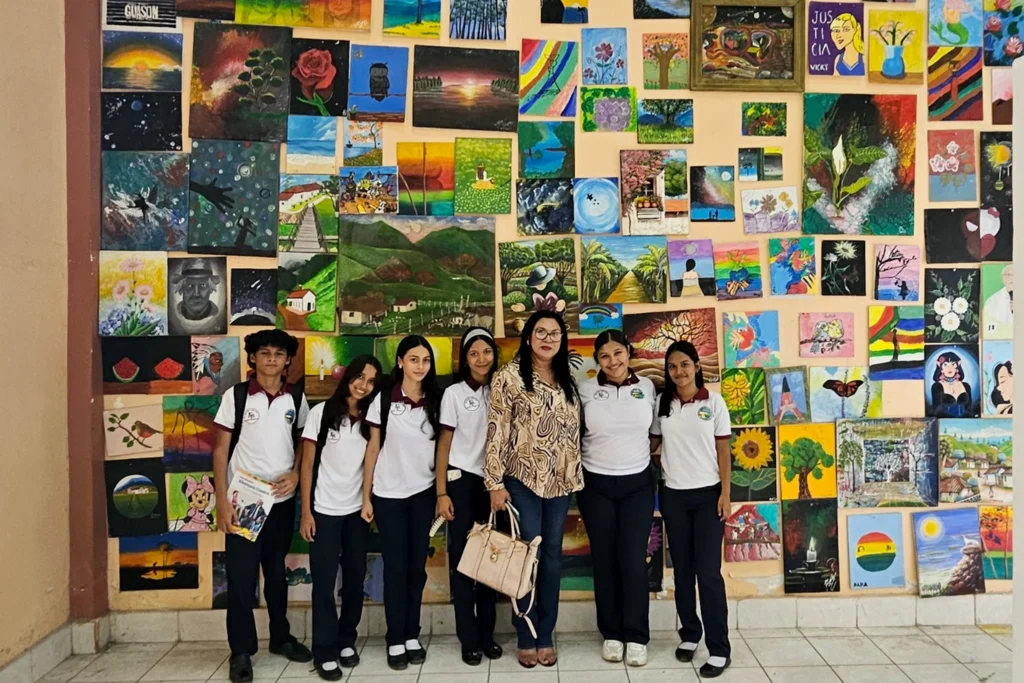 Jovenes Exhibiendo sus obras