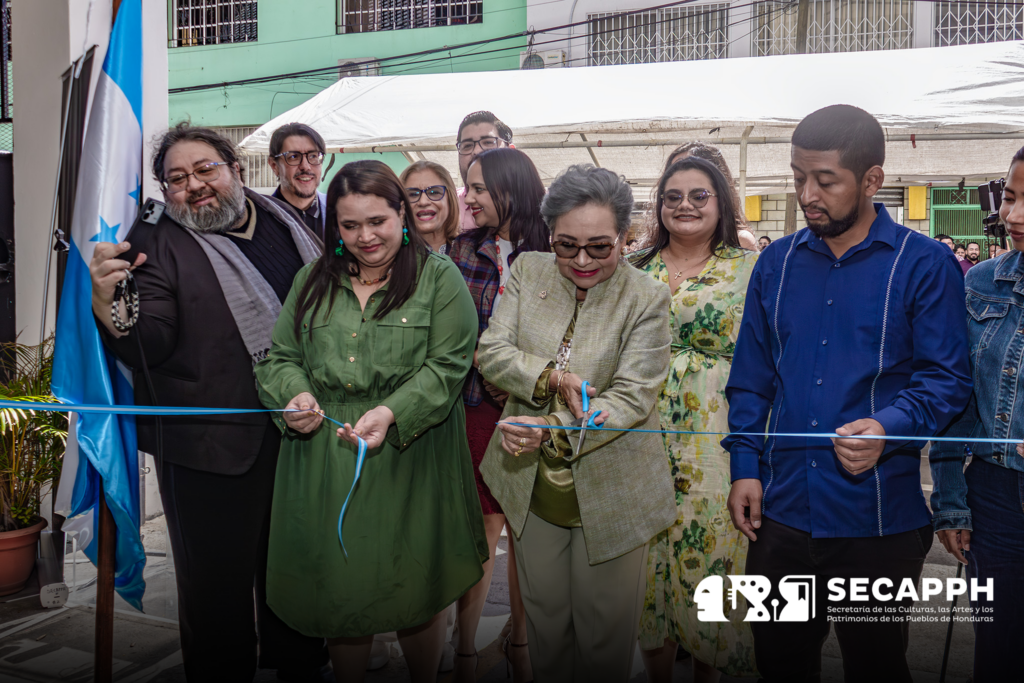 Durante el evento se realizó el corte de listón con presencia de la titular de la SECAPPH y demás autoridades.