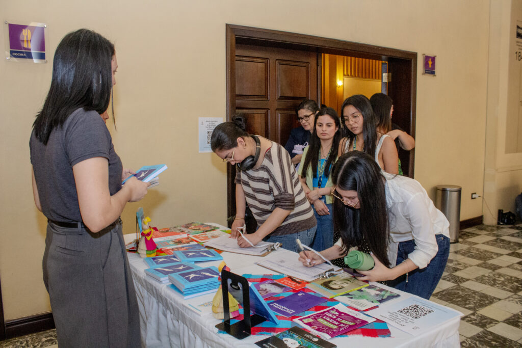 Durante la presentación del libro  ¨Peregrinaje¨, se  ofrecieron libros de manera gratuita a todos los asistentes