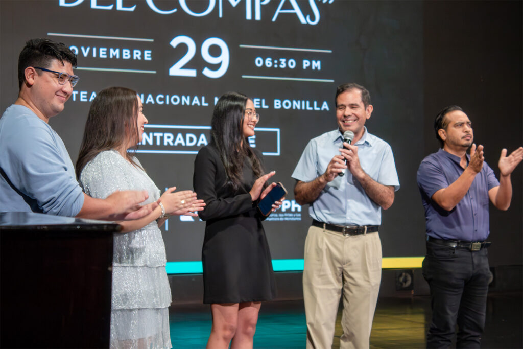 El director general de las Artes, brindó sus palabras de agradecimiento en representación de la ministra Annarella Vélez.