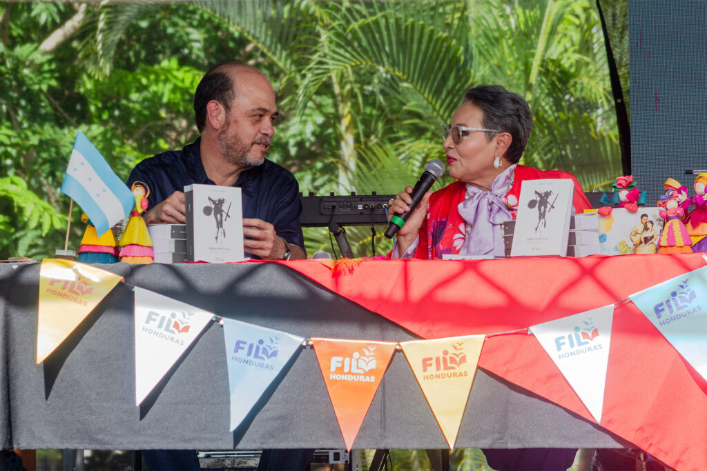 En la FIL Honduras 2024, se llevó a cabo la presentación del libro Obras Poéticas de Rigoberto Paredes