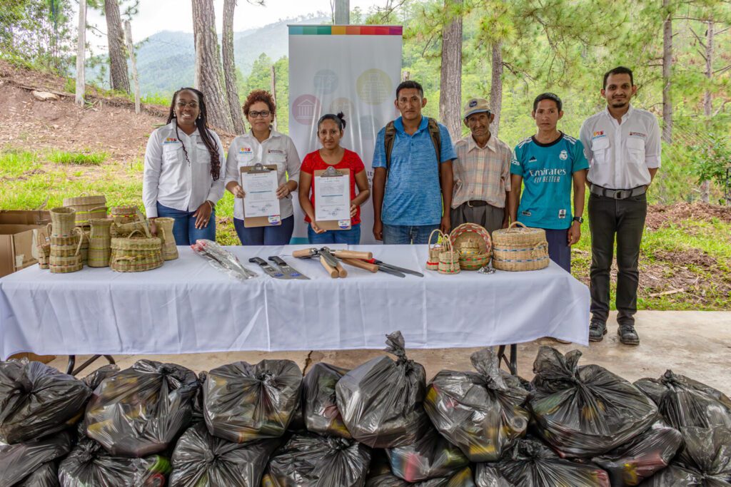 Entrega de Kits mujeres tolupanas