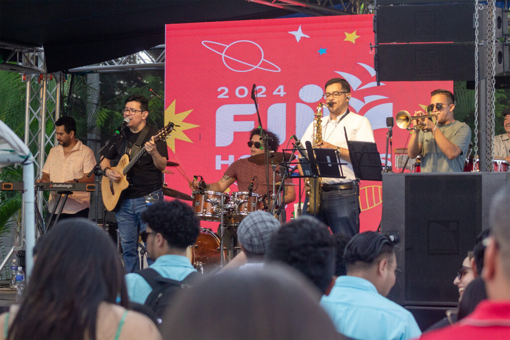 La agrupación musical Pez Luna fue la encargada de poner broche de oro al evento literario