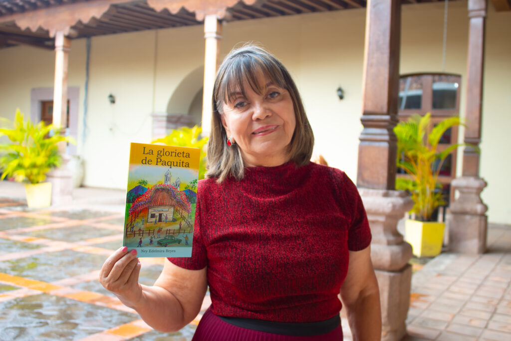 La escritora hondureña presentó su libro, La Glorieta de Paquita