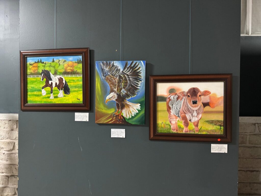 La exposición reúne el talento de 30 artistas nacionales y presenta una impresionante colección de 14 esculturas y 40 pinturas elaboradas con diversas técnicas.