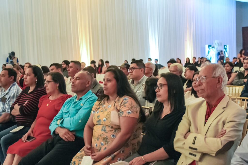 La familia del homenajeado, se hizo presente para compartir el agasajo hacia Borjas.