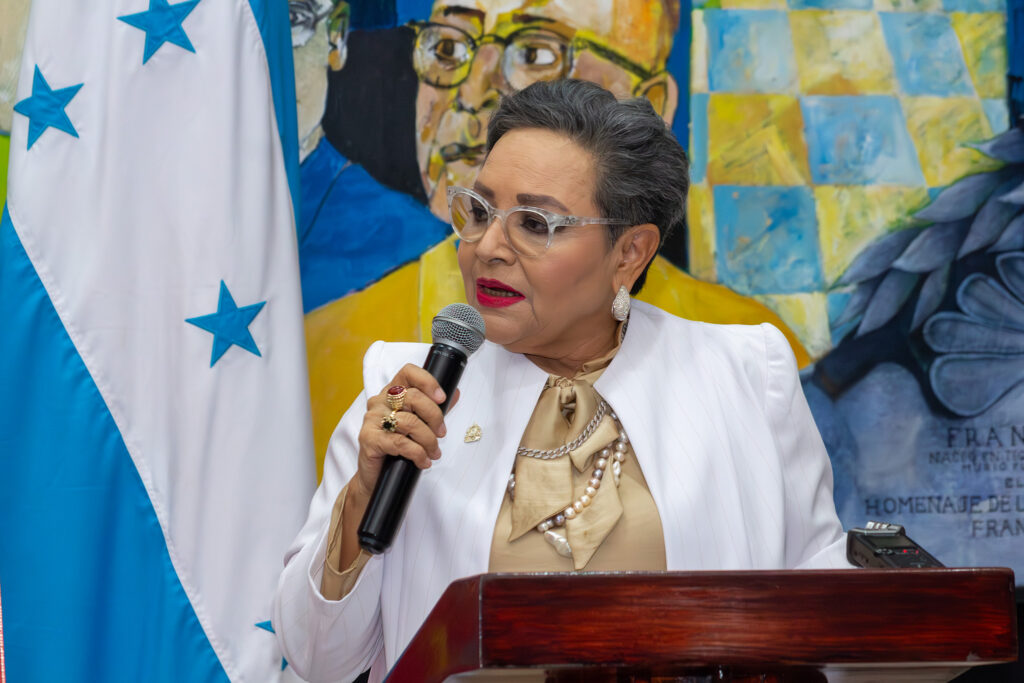 La ministra Annarella Vélez, destacó la importancia de la poesía hondureña para las futuras generaciones.