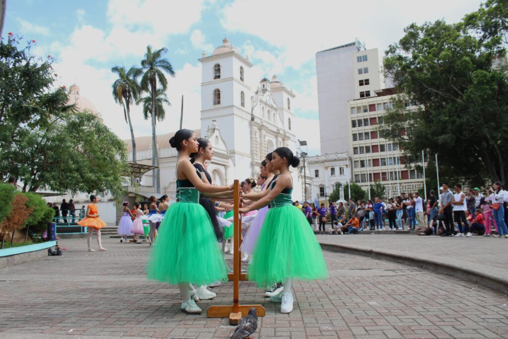 Las jóvenes recibieron su primera clase del año al aire libre