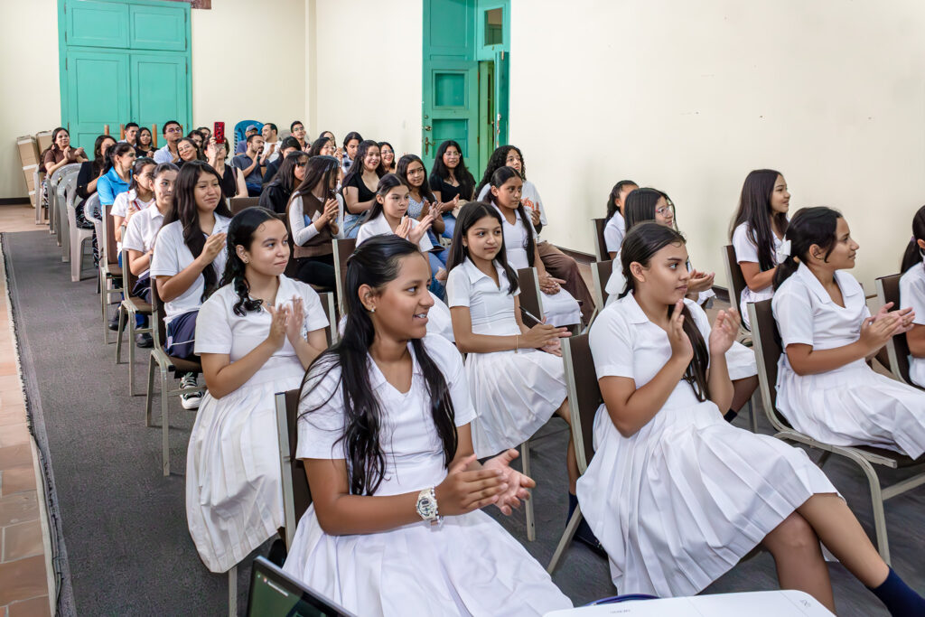 Niñas de la Escuela José Cecilio del Valle y el Centro de Educación Básica República de Panamá en la presentación del fanzine de la SECAPPH