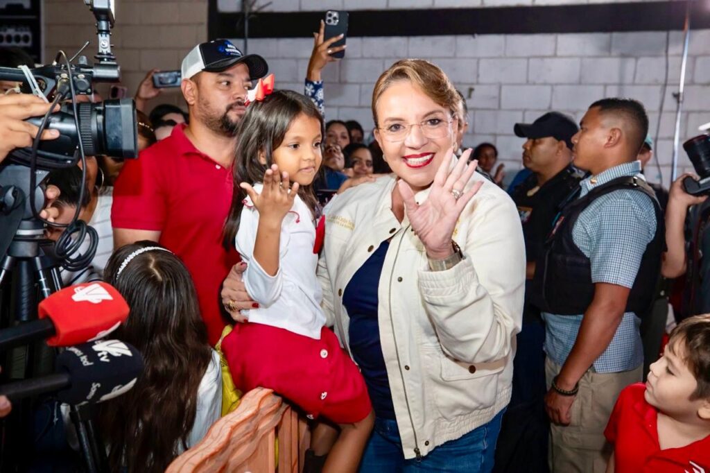Rodeada de los más pequeños presidenta Xiomara Castro inauguro el proyecto de iluminación.