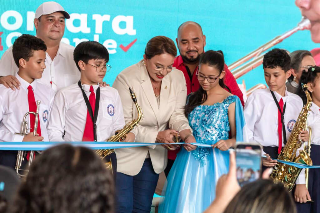 Ya suma 6 mil centros educativos restaurados y equipados a nivel nacional