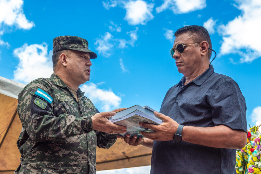 Durante el evento, se realizó la entrega de libros y material didáctico alusivo a la Cátedra Morazánica.